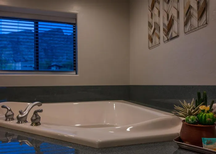 Indoor Pool , Amazing Views, Game Room, Gym & Holiday home Tucson