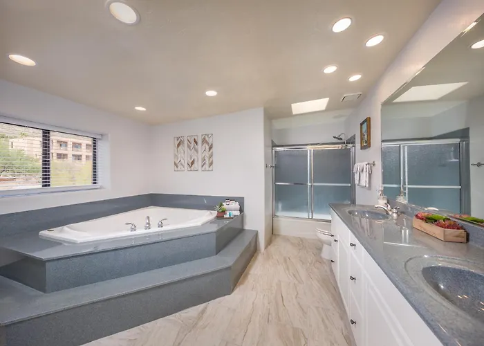 Indoor Pool , Amazing Views, Game Room, Gym & Holiday home Tucson